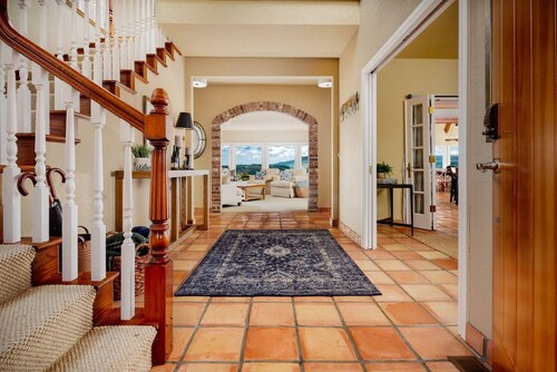 Breathtaking Valley Views, Pet Friendly, Huge Deck, Fire-Pit, Air Hockey, Ping Pong, Near Vineyards