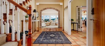 Breathtaking Valley Views, Pet Friendly, Huge Deck, Fire-Pit, Air Hockey, Ping Pong, Near Vineyards