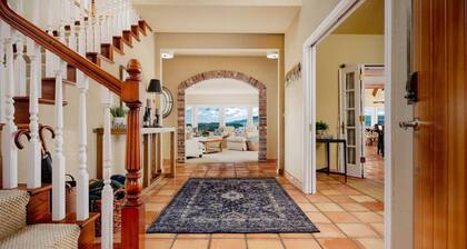 Breathtaking Valley Views, Pet Friendly, Huge Deck, Fire-Pit, Air Hockey, Ping Pong, Near Vineyards