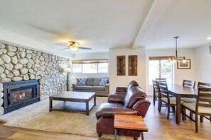 TV - Snowcreek Resort Condo w/ Deck at Mammoth Mountain (Mammoth Lakes)