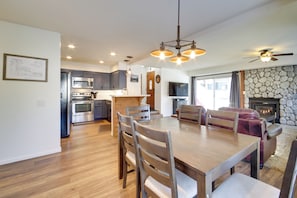 Dining - Snowcreek Resort Condo w/ Deck at Mammoth Mountain (Mammoth Lakes)