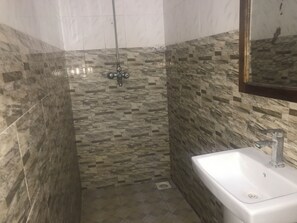 Regadera, toallas, jabón, papel de baño
