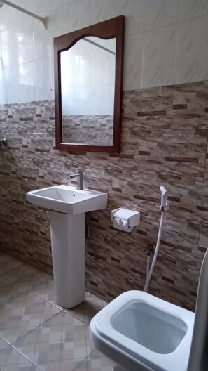 Shower, towels, soap, toilet paper - Transit Airport B&B (Dar es Salaam)