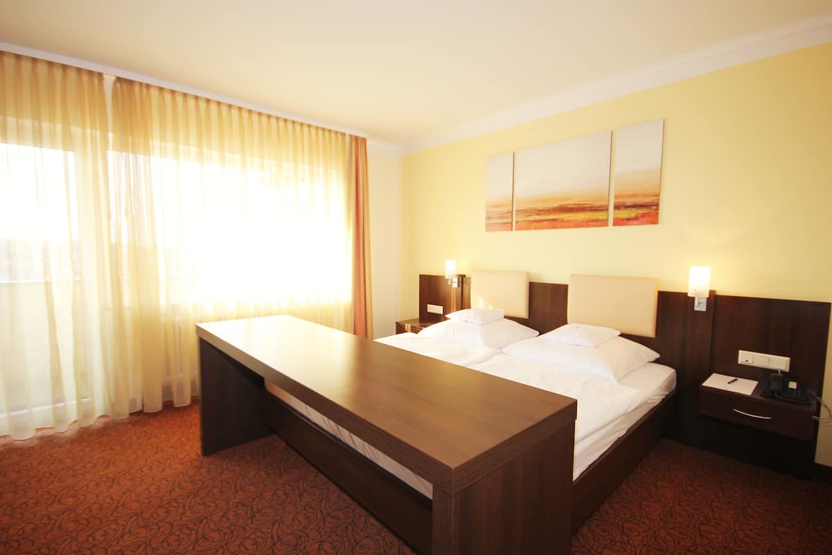 1 Schlafzimmer, Zimmersafe, Schreibtisch, laptopgeeigneter Arbeitsplatz