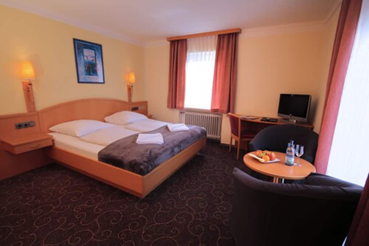 1 Schlafzimmer, Zimmersafe, Schreibtisch, laptopgeeigneter Arbeitsplatz