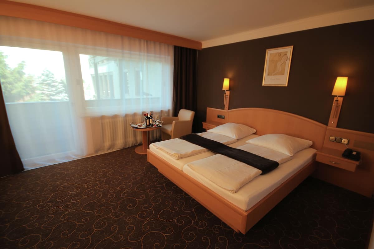 Comfort Double Room | In-room safe, desk, laptop workspace, WiFi (free)