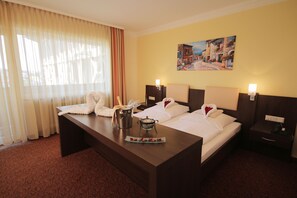In-room safe, desk, laptop workspace, free WiFi - Almhotel Pinter Superior (Bodenmais)