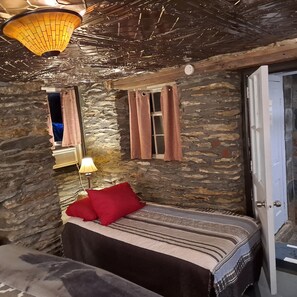 1 slaapkamer, een strijkplank/strijkijzer, gratis wifi, beddengoed