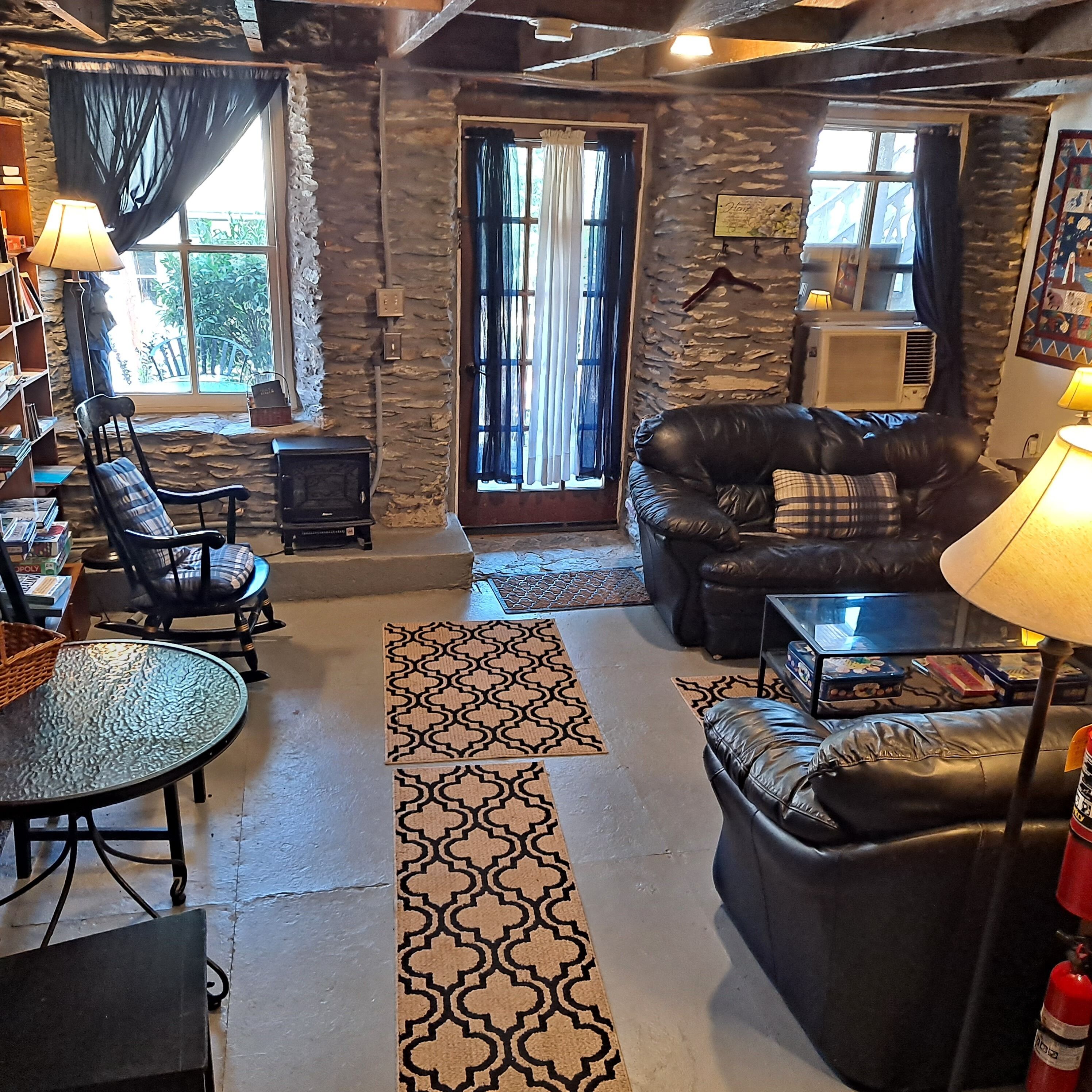 Room In Central Historic Downtown - 1820 Suite