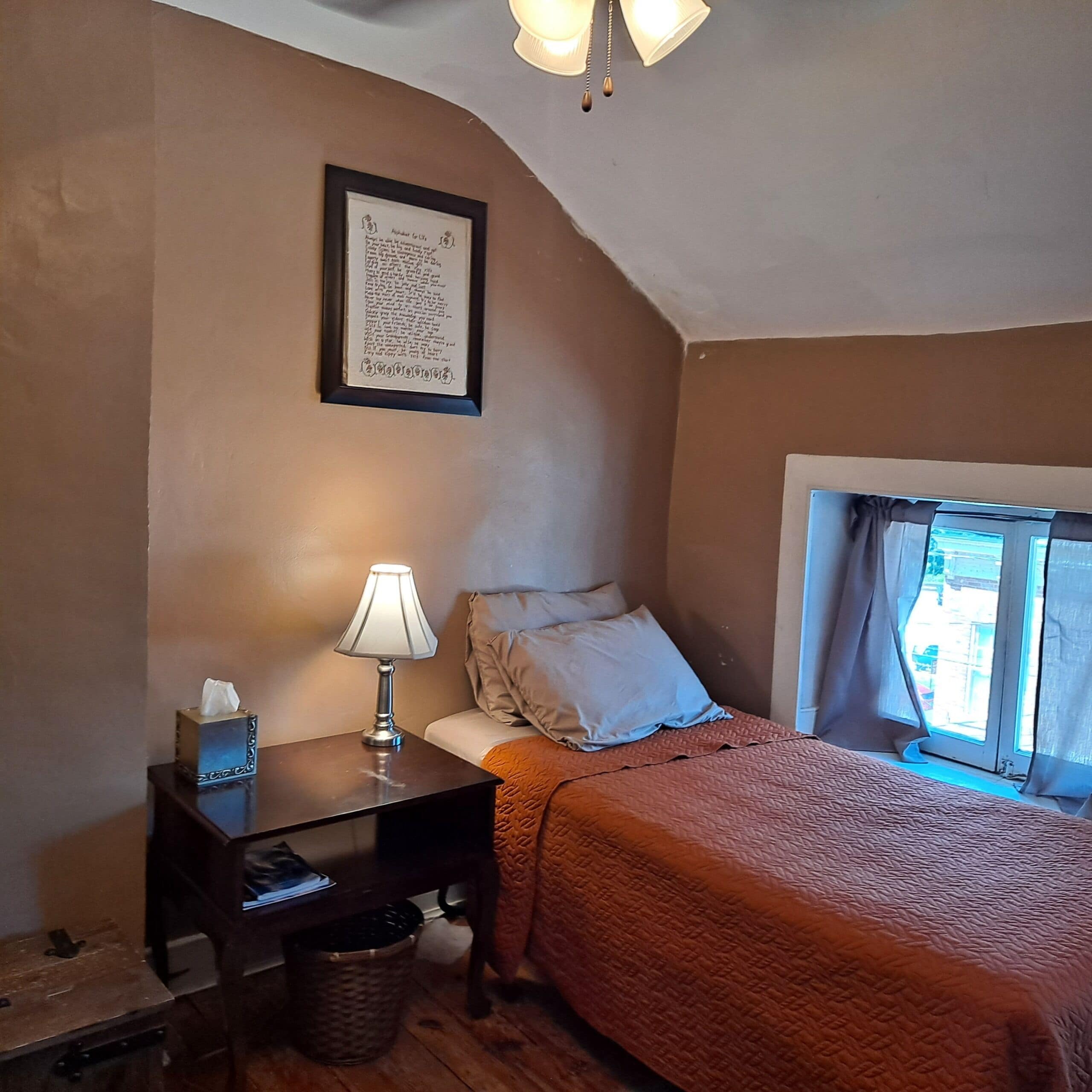 Room In Central Historic Downtown -River View West