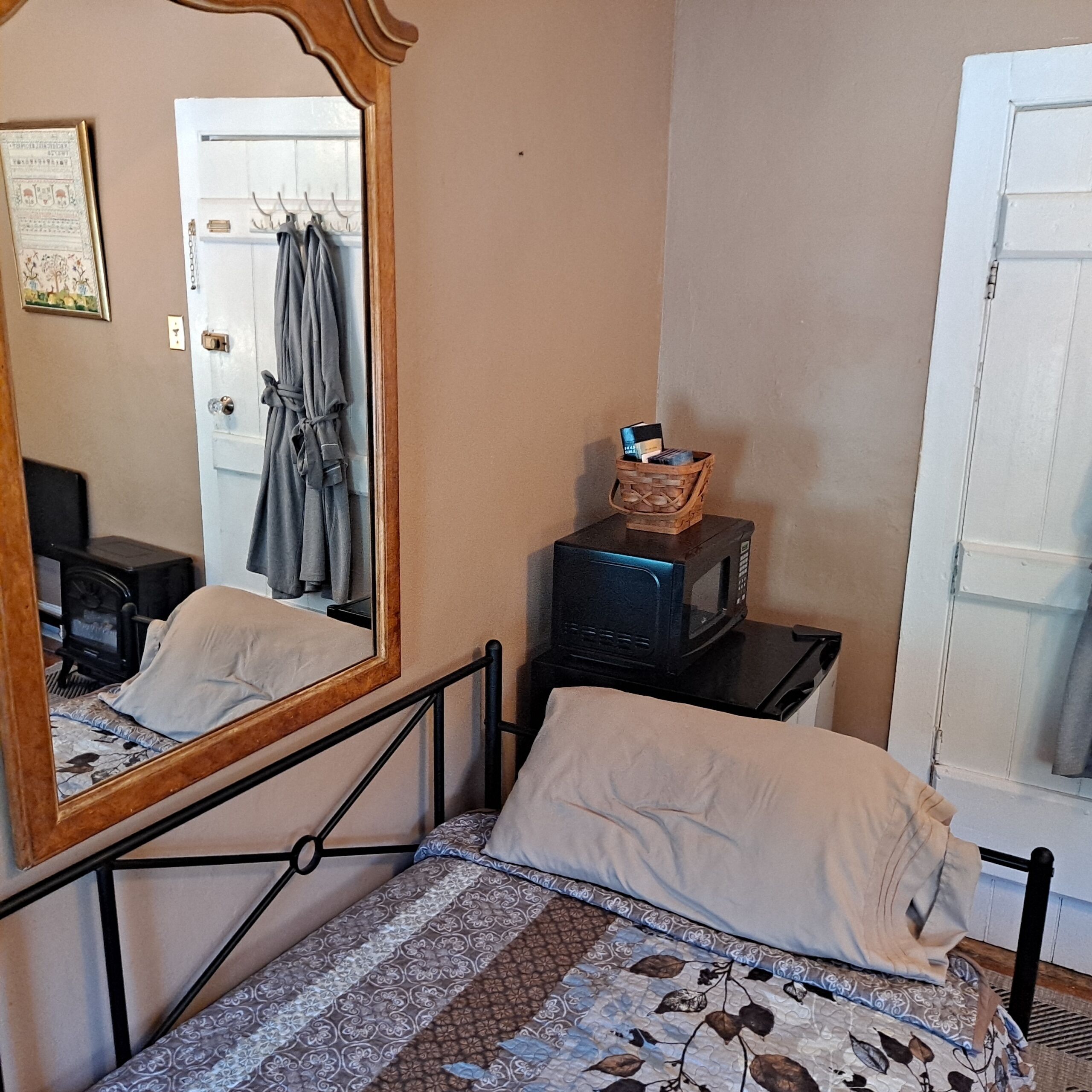 Room In Central Historic Downtown -River View West