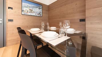 Apartment, Multiple Beds, Kitchenette, City View | Living area | 32-inch Smart TV with digital channels, TV, Netflix