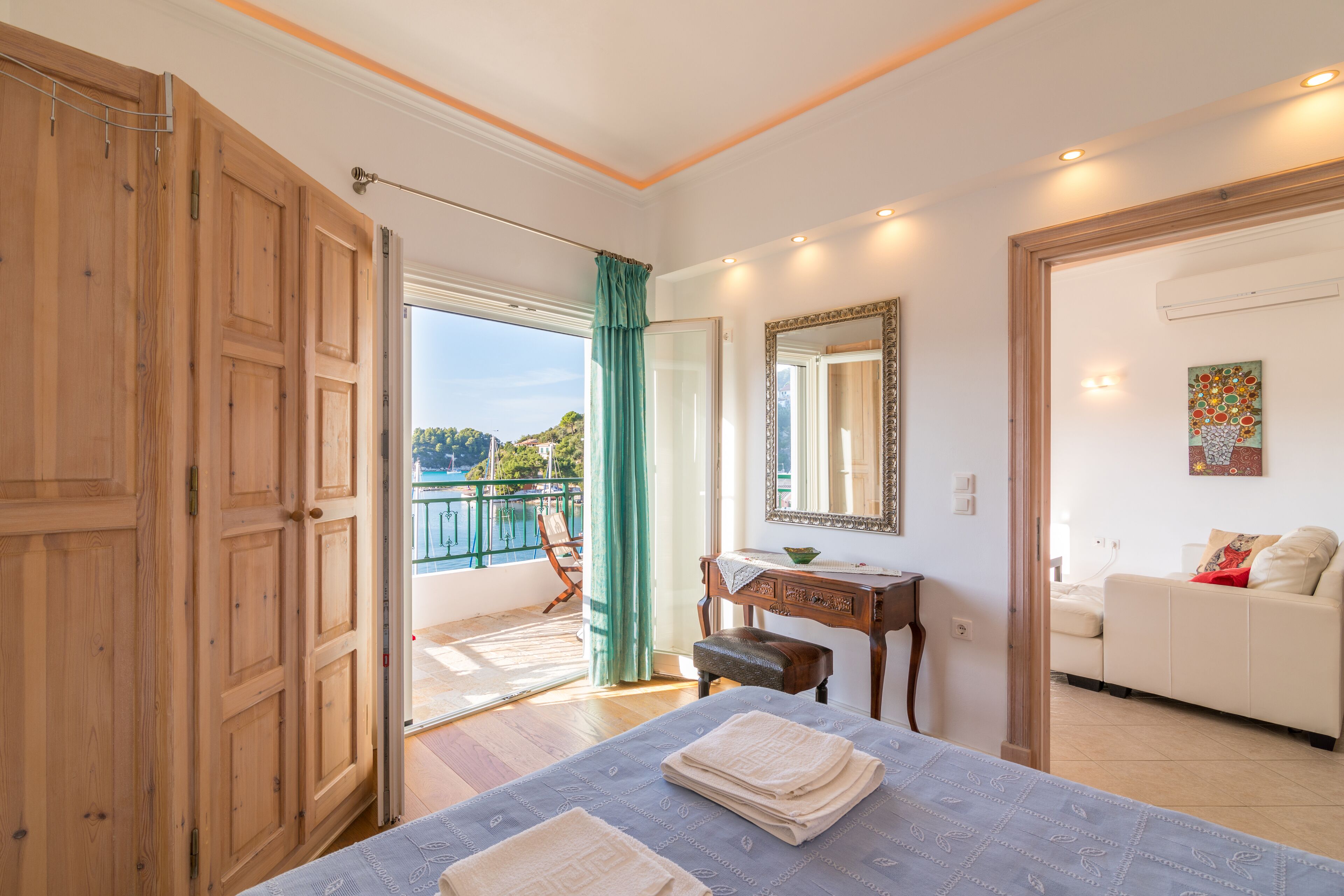 Superior-Apartment, 2 Schlafzimmer, Meerblick | Bügeleisen/Bügelbrett, kostenlose Babybetten, kostenloses WLAN