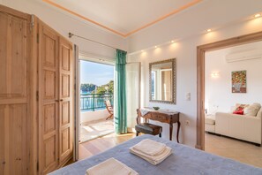 Superior appartement, 2 slaapkamers, uitzicht op zee | Een strijkplank/strijkijzer, gratis babybedden, gratis wifi, beddengoed