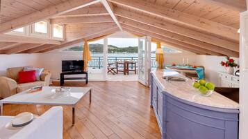 Panoramic-Loft, 1 Schlafzimmer, Meerblick | Wohnbereich | Flachbildfernseher