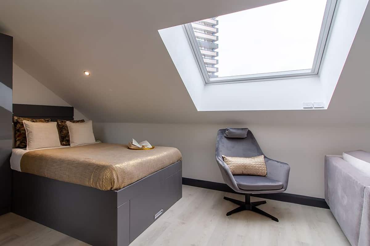 Een bureau, een laptopwerkplek, gratis wifi, beddengoed
