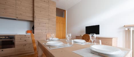 Apartemen, 2 kamar tidur | Area keluarga | TV layar datar