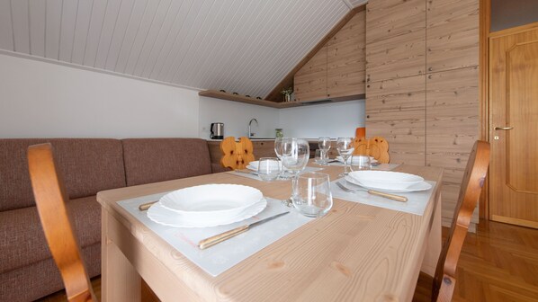 تناول الطعام داخل الغرفة