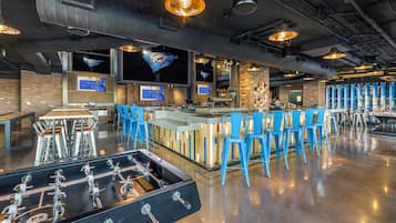 3 間餐廳;供應早餐、午餐、晚餐;美國菜