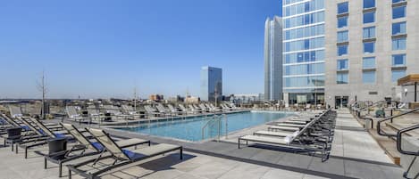 Piscine extérieure, tentes de plage, chaises longues