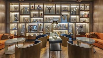 3 restaurantes; se sirven desayunos, almuerzos y cocina americana