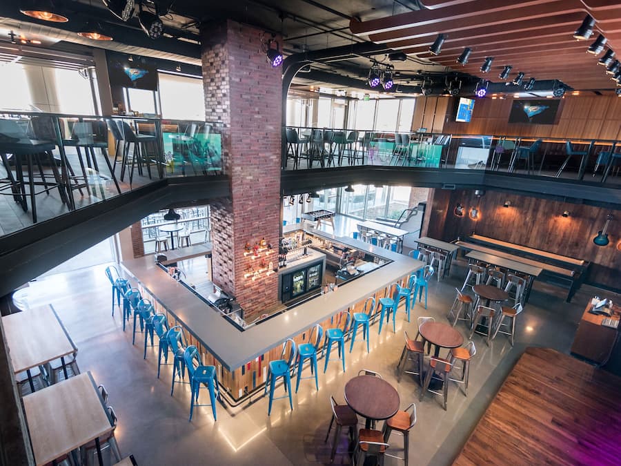 3 restaurants, serveren ontbijt, lunch, diner, Amerikaanse gerechten