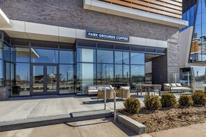 3 restaurantes, se sirven desayunos, comidas, cenas y cocina americana