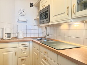 Kühlschrank, Mikrowelle, Wasserkocher mit Kaffee-/Teezubehör