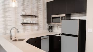 Full-size fridge, microwave, stovetop, dishwasher