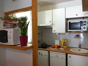 Een koelkast, een microgolfoven, een oven, een kookplaat