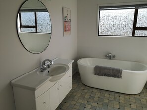 Badewanne, Handtücher, Toilettenpapier