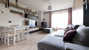 Apartment, Mehrere Betten, Balkon, Bergblick | Wohnbereich | 32-Zoll-Smart-TV mit Digitalempfang, Fernseher