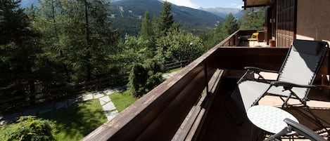 Apartment, Mehrere Betten, Balkon, Bergblick | Balkon
