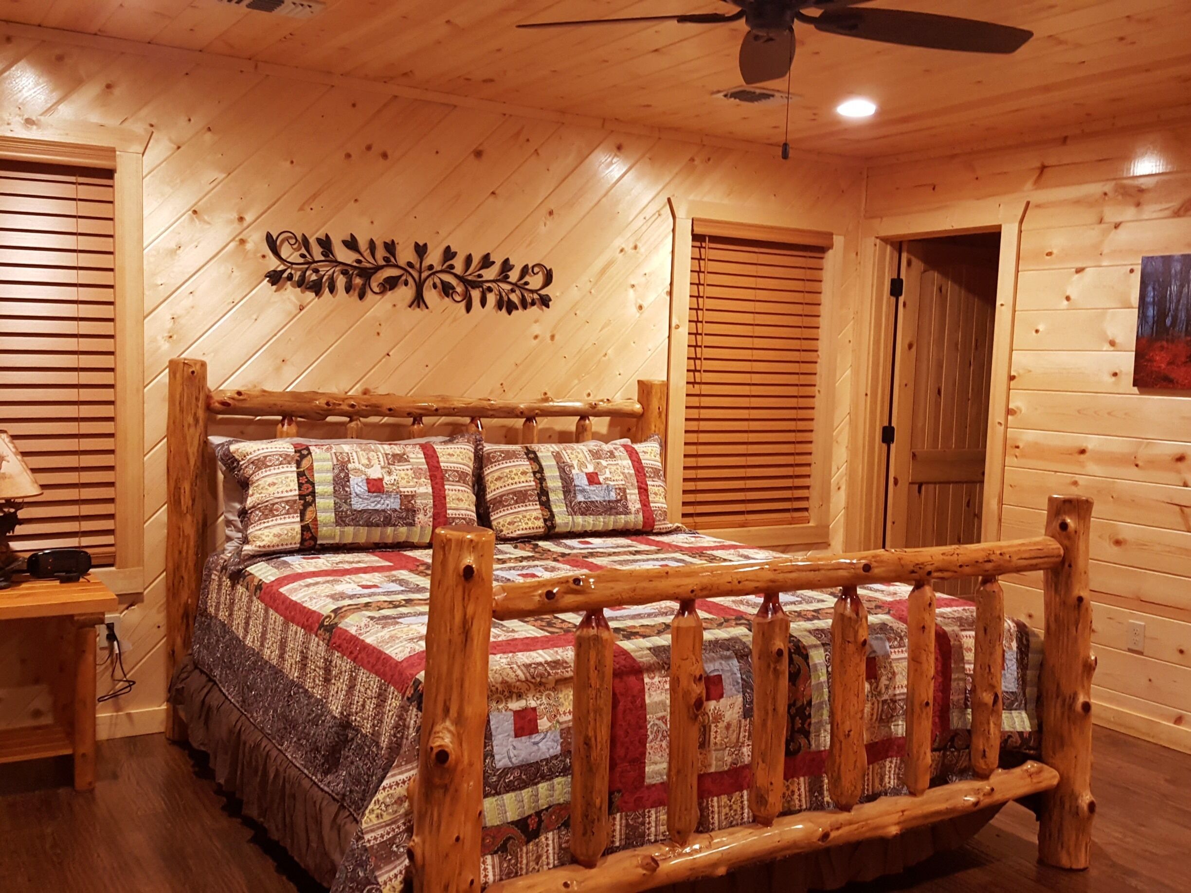 8 BR Luxury Waterview Cabin, Hot Tub, Fishing Lake