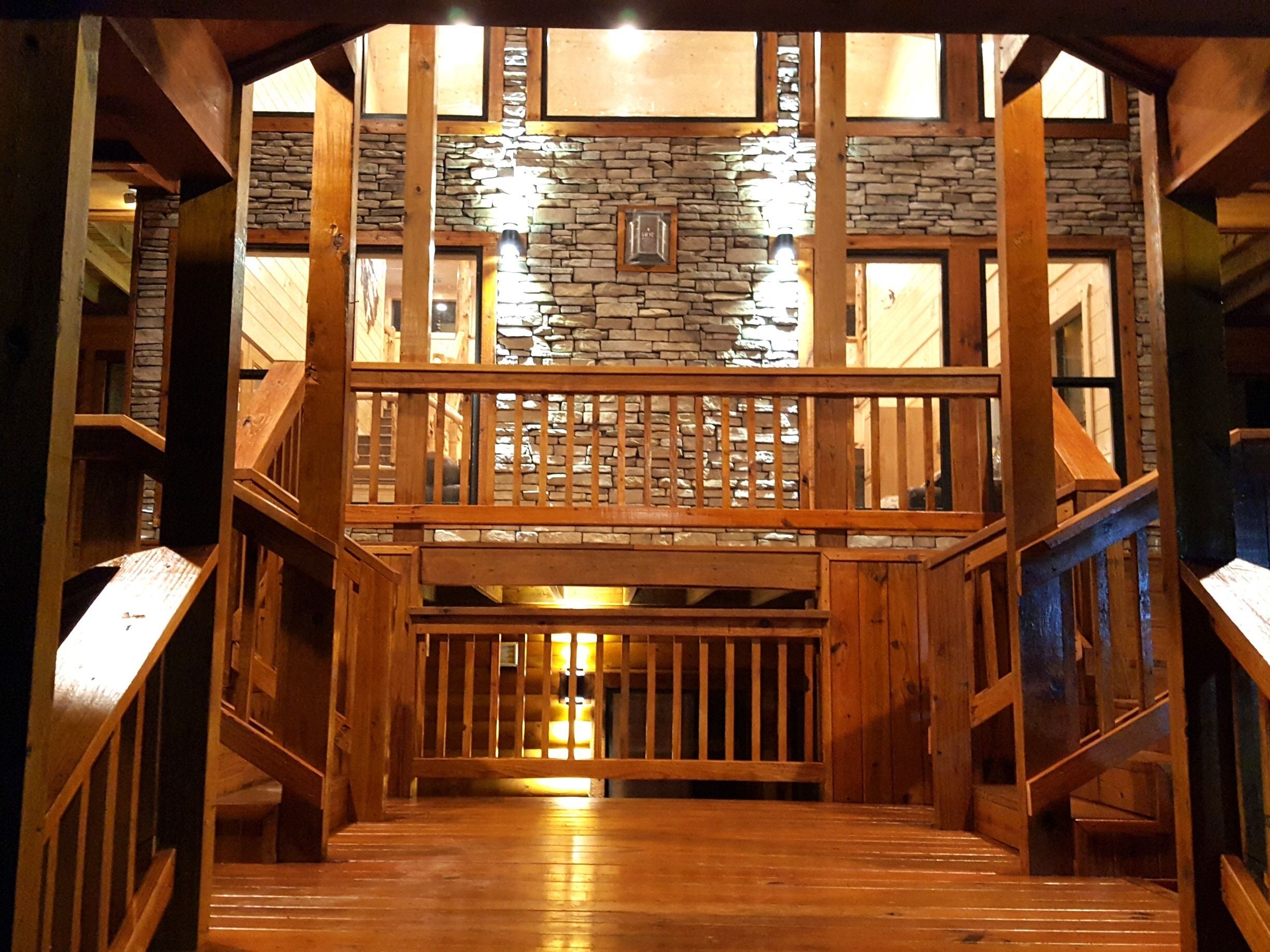 8 BR Luxury Waterview Cabin, Hot Tub, Fishing Lake