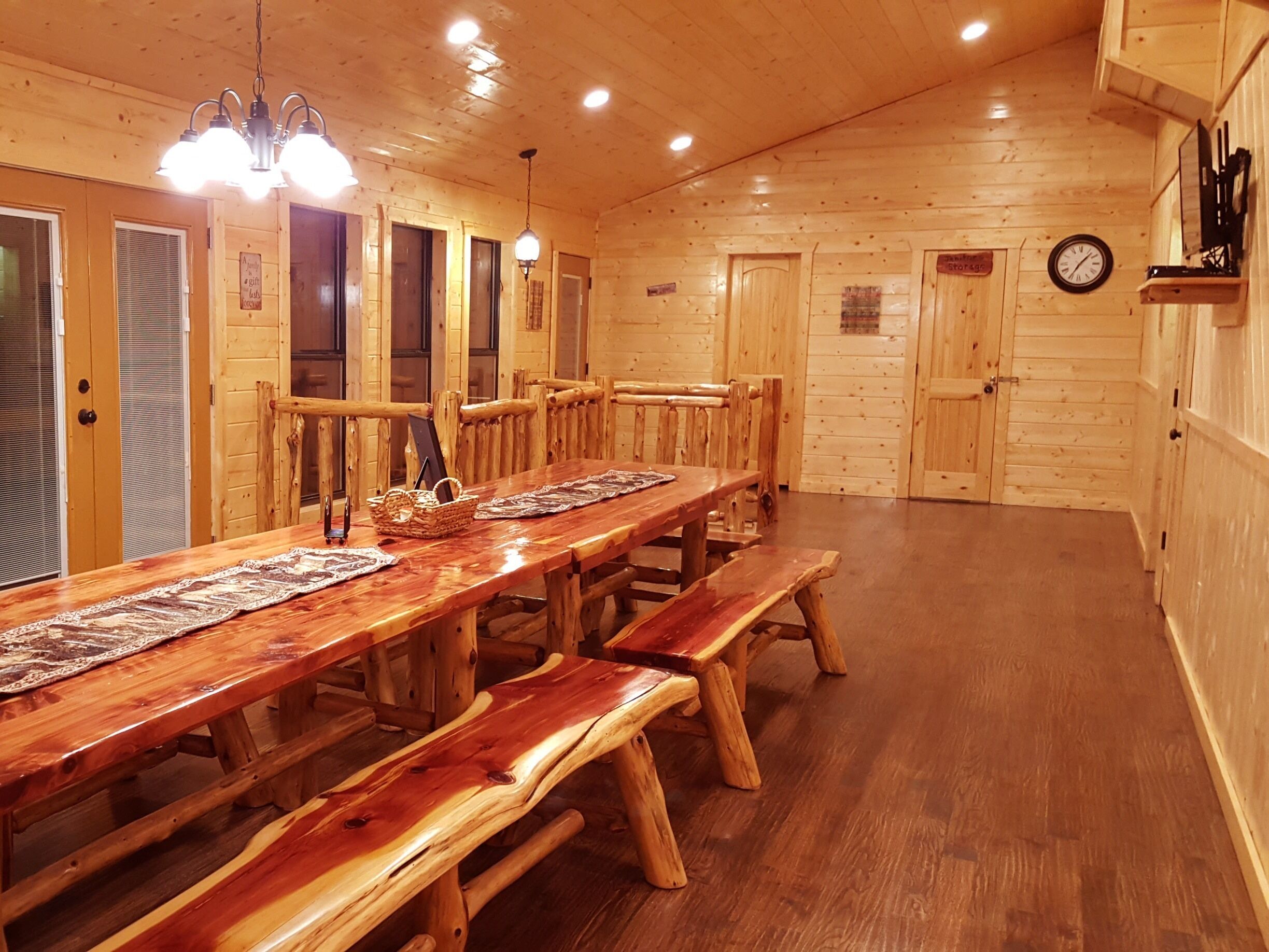 8 BR Luxury Waterview Cabin, Hot Tub, Fishing Lake
