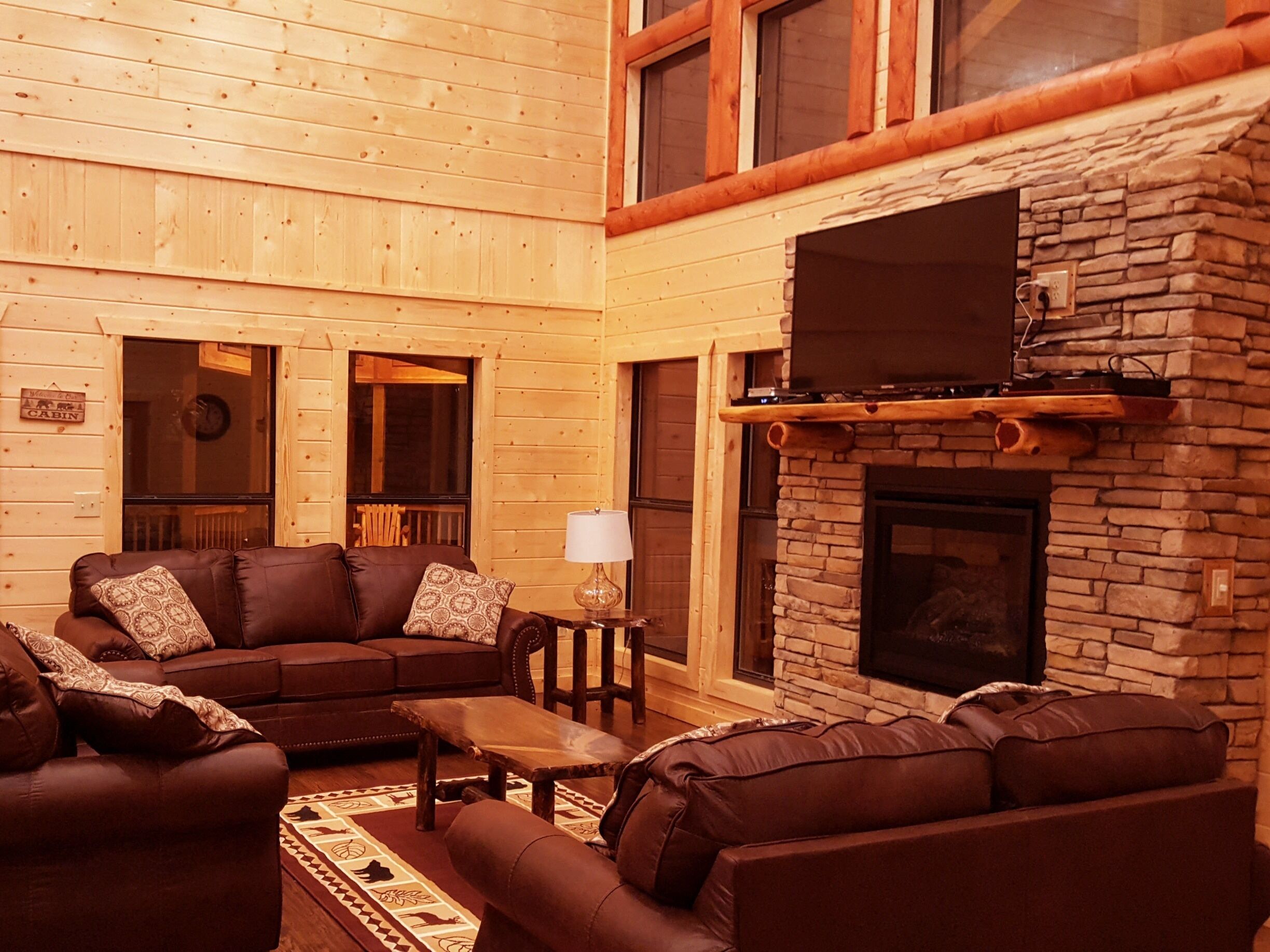 8 BR Luxury Waterview Cabin, Hot Tub, Fishing Lake