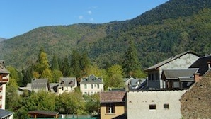 A traditional European village with stone buildings, surrounded by lush green hills. - Near Thermal Baths - T2 with Balcony, Parking and WiFi - Pets Allowed (Bagnères-de-Luchon)