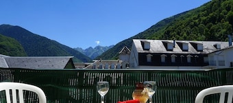 Sunny Mountain Apartment, Balcony, Parking, Sleeps 4