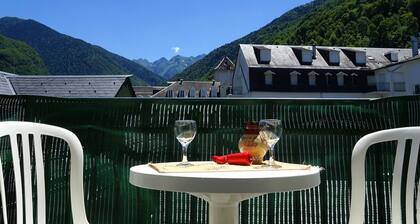 Sunny Mountain Apartment, Balcony, Parking, Sleeps 4