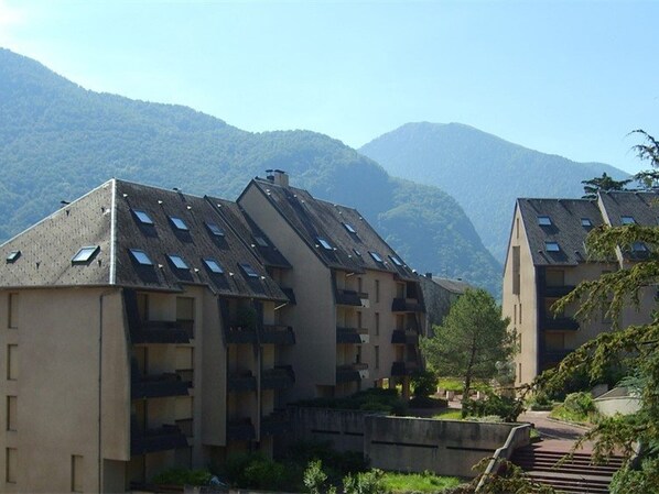 Exterior - Luchon: Central Apt - Garage, Balcony, 4 Guests, Near Lift & Thermal Baths (Bagnères-de-Luchon)
