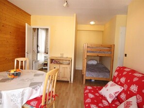 1 bedroom - Luchon: Central Apt - Garage, Balcony, 4 Guests, Near Lift & Thermal Baths (Bagnères-de-Luchon)