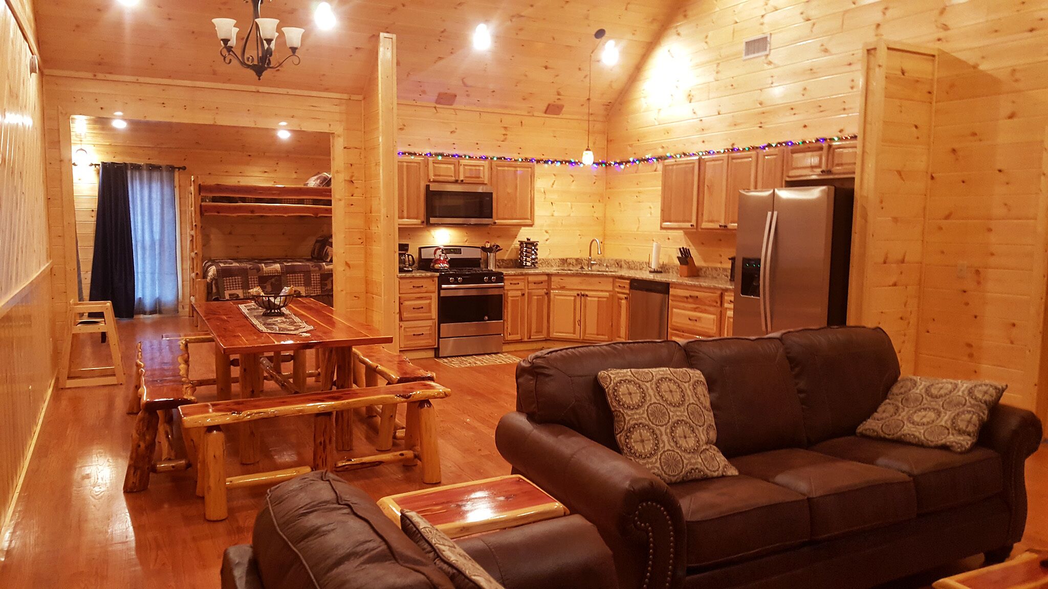 3 BR Luxury Waterview Cabin, Hot Tub, Fishing Lake