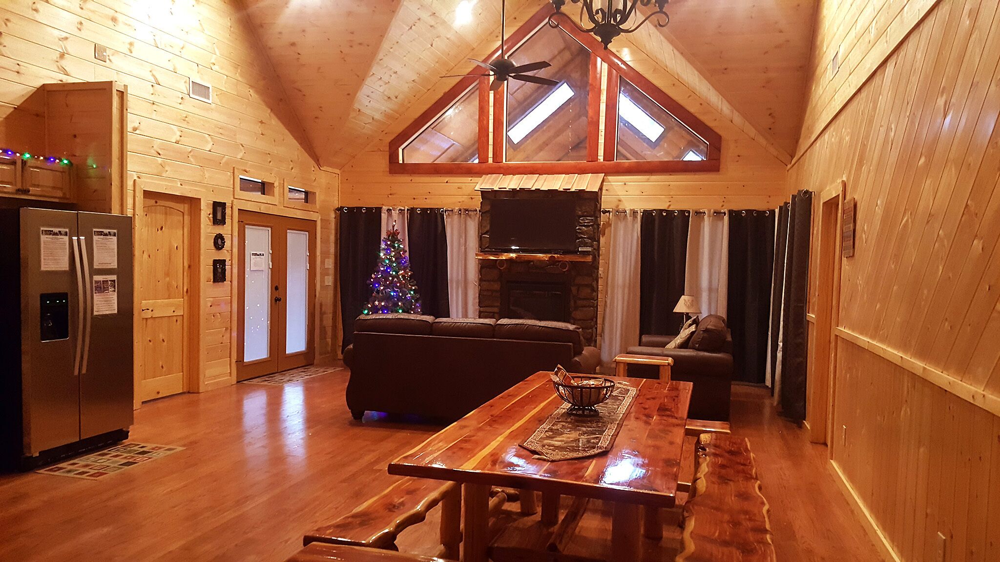 3 BR Luxury Waterview Cabin, Hot Tub, Fishing Lake
