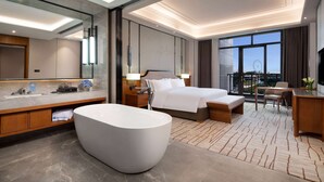 Deluxe Room, 1 King Bed, Smoking - Wyndham Xinyi Lotus Lake (Maoming)