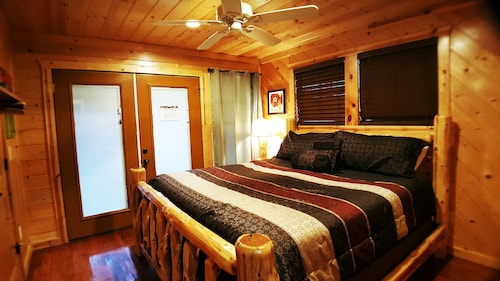 4 Br Luxury Waterview Cabin, Hot Tub, Fishing Lake - Broken Bow, OK