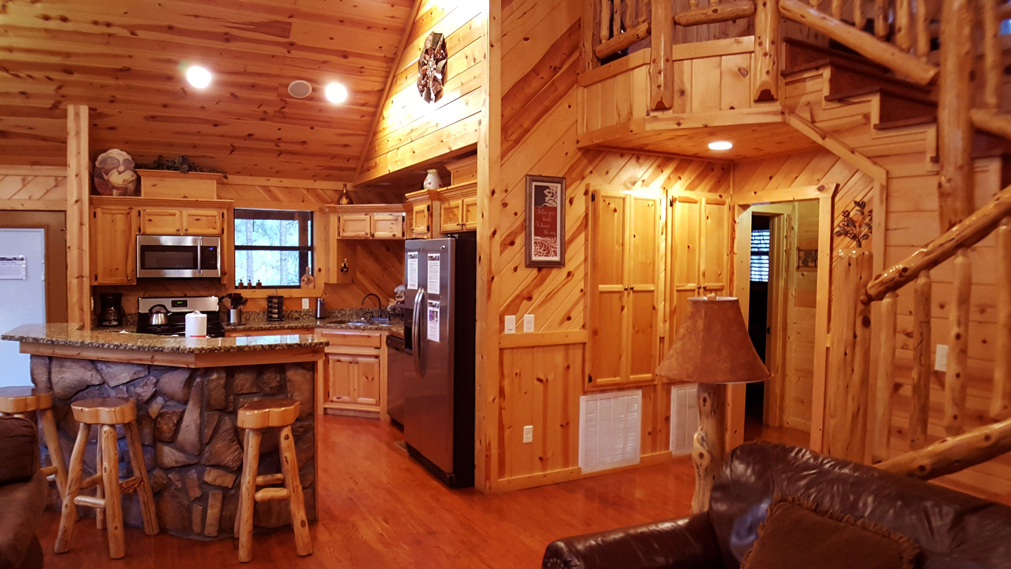 4 BR Luxury Waterview Cabin, Hot Tub, Fishing Lake