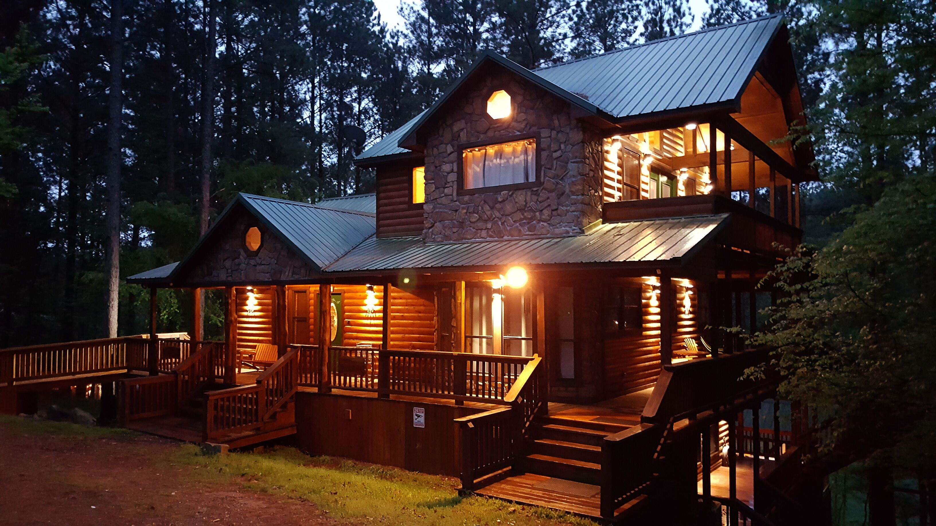 4 BR Luxury Waterview Cabin, Hot Tub, Fishing Lake