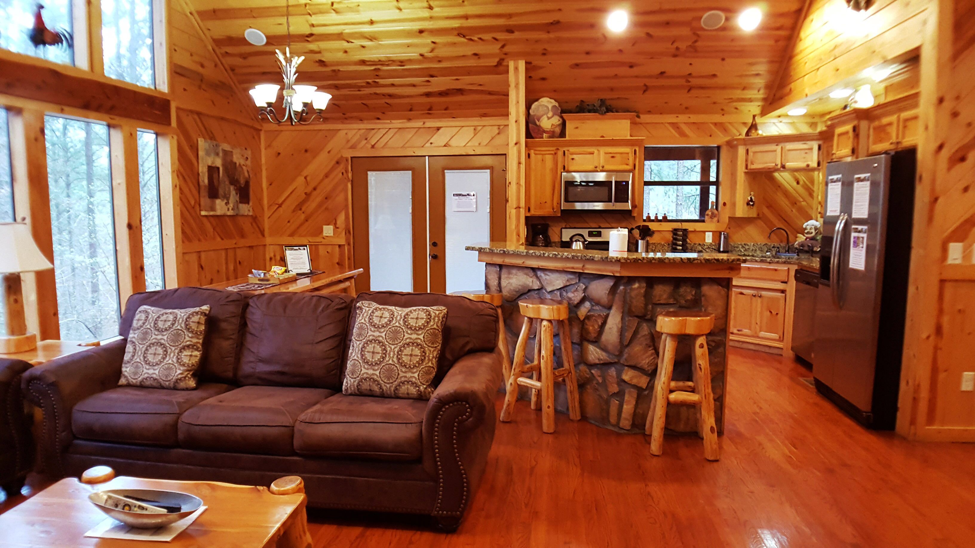 4 BR Luxury Waterview Cabin, Hot Tub, Fishing Lake