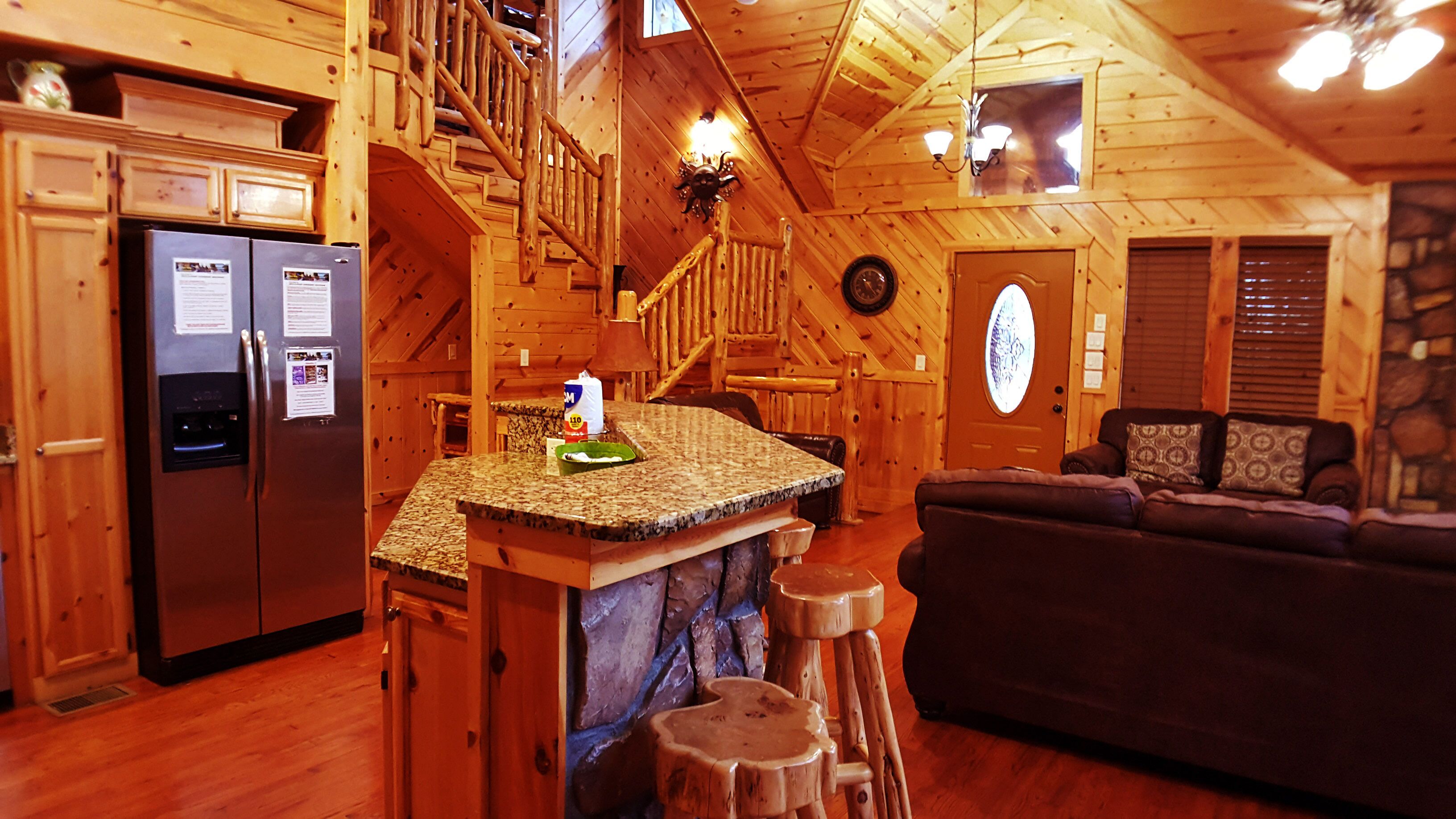 4 BR Luxury Waterview Cabin, Hot Tub, Fishing Lake